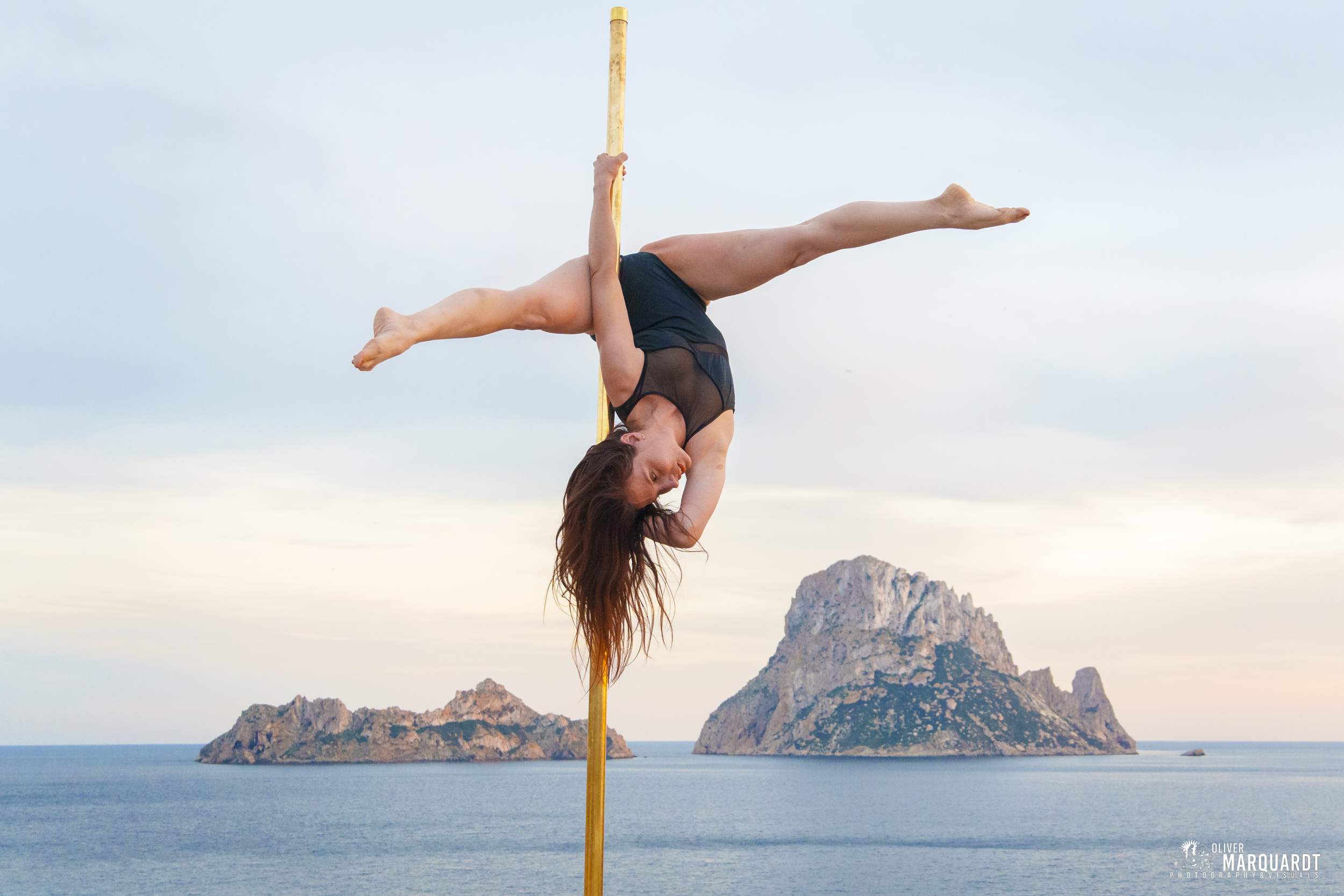 pole beach pose